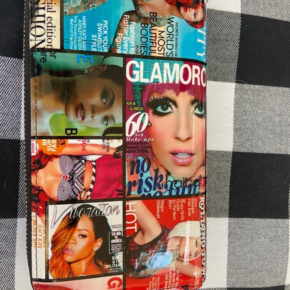 PATENT LEATHER MAGAZINE PRINT WALLET/WRISTLET - Picture 2 of 8